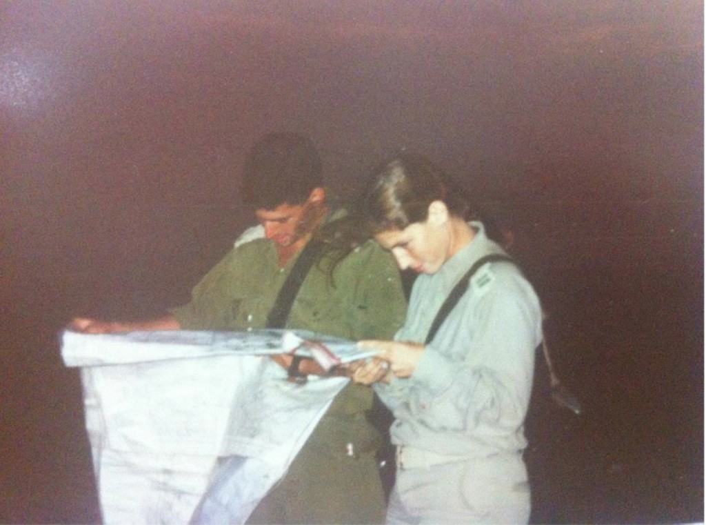 מ"פית, סמ"פ, עם שחר בקורס מדריכות מורן, רמת הגולן, 1993. צילום: טל שוורץ