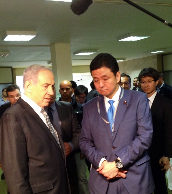ראש הממשלה נתניהו מתדרך את סגן שר החוץ היפני (אשלים את שמו המלא בהמשך)