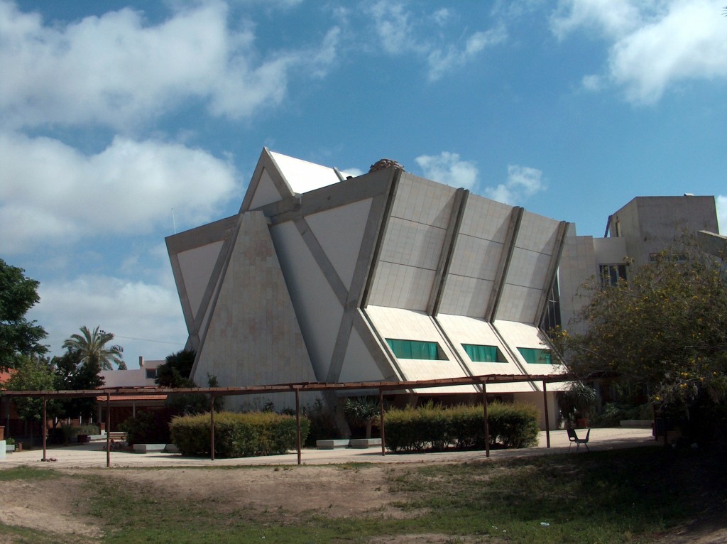 מבנה ישיבת ההסדר בנווה דקלים. לאחר הגירוש נשרף ע"י פלשתינים