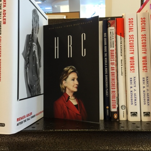 הילרי קלינטון על המדף בחנויות הספרים, ספטמבר 2015