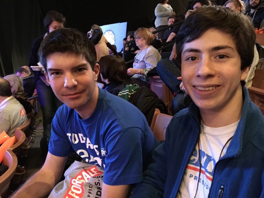 שני צעירים תומכי סנדרס ומתנדבים בקמפיין, במסיבה של המפלגה הדמוקרטית 5 בפברואר, 2016. צילום: טל שניידר