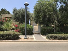 קיסריה: מיקי גנור עוזב את ביתו הסמוך לנתניהו